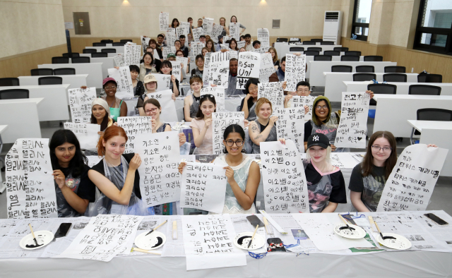 홍콩·네덜란드·영국 등 유명 대학에서 선발된 외국인 학생들이 9일 부산 금정구 부산대학교 인덕관에서 열린 '2025 부산대학교 서머 스쿨'에서 전통 서예를 체험하며 직접 쓴 붓글씨