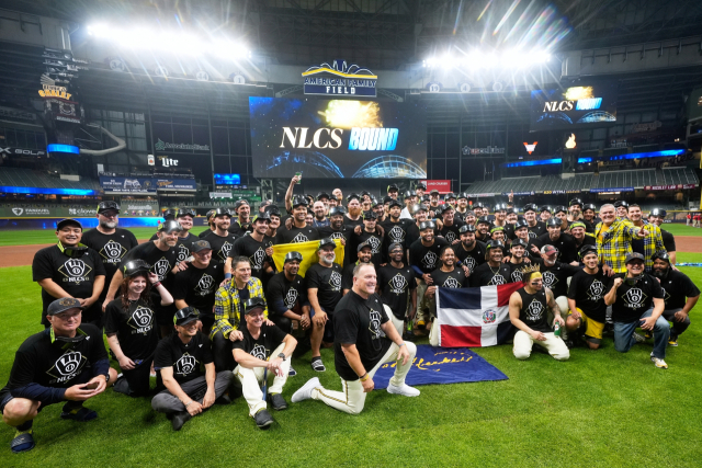 <b>밀워키</b>, 홈런 3방 앞세워 컵스 꺾고 7년 만의 <b>NLCS</b> 진출