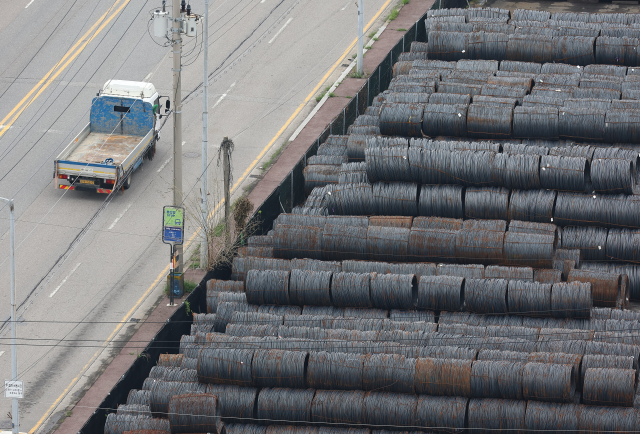 12일 경기 평택시 평택항에 철강 제품이 쌓여 있다. 연합뉴스.