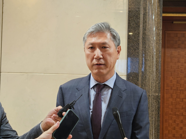 노재헌 주중대사가 16일 중국 베이징 서우두공항에 입국해 취재진의 질문에 답하고 있다. 베이징특파원 공동취재단.