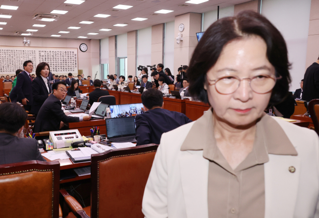 16일 서울 여의도 국회에서 열린 감사원 등에 대한 법제사법위원회 국정감사에서 발언권 등과 관련 여야 언쟁이 이어지자 추미애 위원장이 감사 중지를 선포한 뒤 자리를 나서고 있다. 