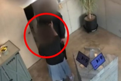 한 여성이 제주도 숙박업소에서 직원에게 폭언과 욕설을 쏟아내고 있다.JTBC 사건반장 캡처