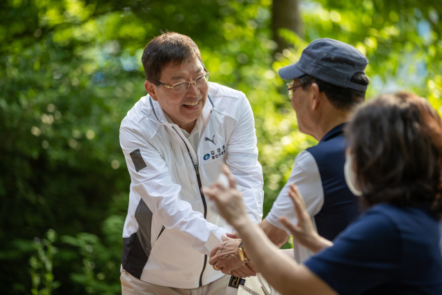 김경호(왼쪽) 광진구청장이 ‘광진가족한마음걷기대회’에서 구민들과 인사를 하고 있다. 사진제공=광진구
