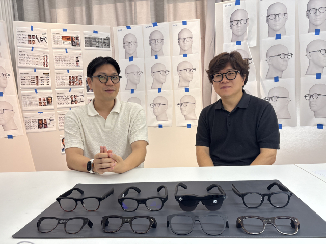 이예랑(오른쪽) 레이네오 수석 디자이너와 김호연 시니어 디자이너가 17일 중국 선전 TCL 파크에서 레이네오의 스마트 글래스를 소개하고 있다. 사진=김예솔 기자