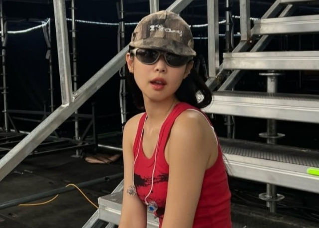 ブラックピンクのメンバージェニーがモンベルサングラスを着用した。ジェニーインスタグラムキャプチャ