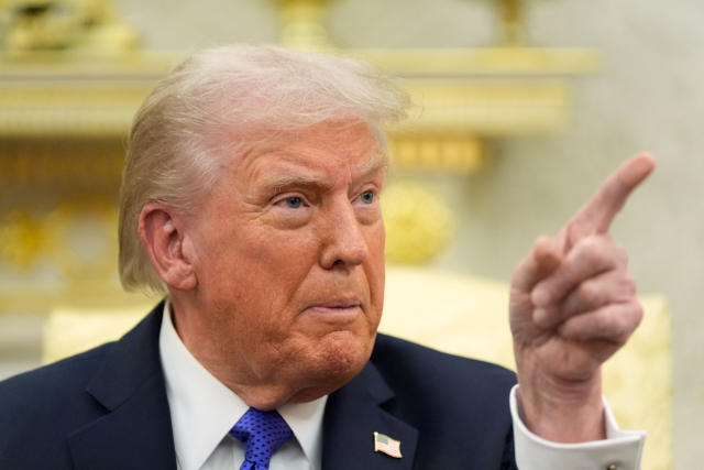 도널드 트럼프 미국 대통령이 22일(현지 시간) 백악관에서 기자들의 질문에 답하고 있다. AP연합뉴스