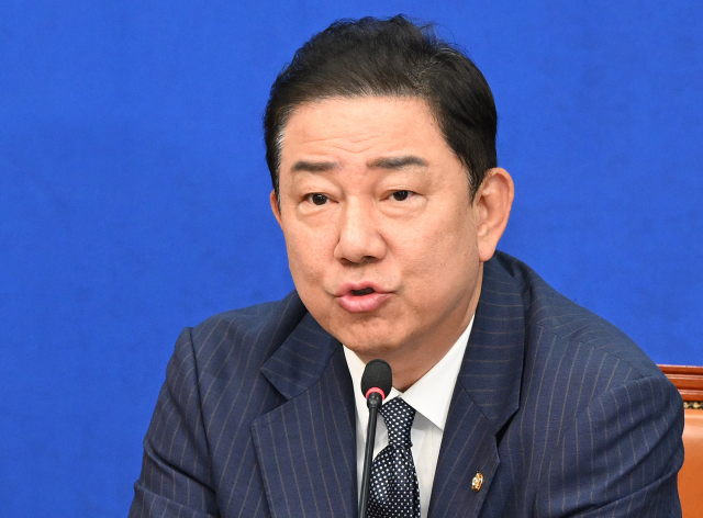 김병기 더불어민주당 원내대표가 24일 서울 여의도 국회에서 열린 최고위원회의에서 현안에 관해 발언하고 있다. 오승현 기자