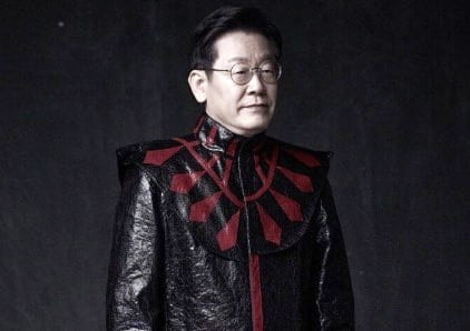 李 대통령, '마왕' <b>신해철 무대의상</b> 입었다…사진작가가 밝힌 사연은?