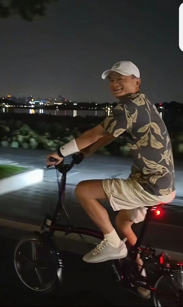 알리바바 창업자 마윈이 중국 항저우의 명소 서호에서 자전거를 타며 시민을 향해 웃어 보이고 있다. 웨이보 캡처