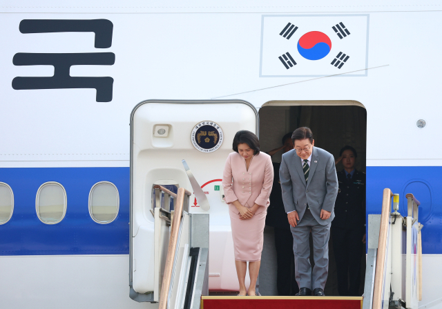 말레이시아 동남아시아국가연합(ASEAN·아세안) 정상회의 참석차 출국하는 이재명 대통령과 김혜경 여사가 26일 성남 서울공항 공군 1호기에서 환송객에게 인사하고 있다. 연합뉴스