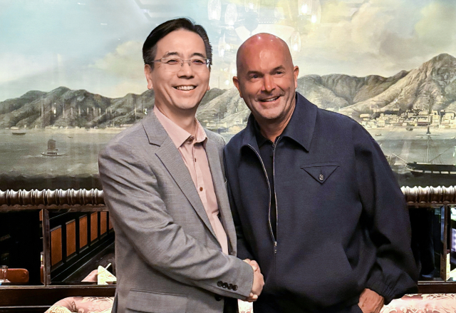 이한우(왼쪽) 현대건설 대표와 메수트 우즈만 페르미뉴클리어 대표가 24일 서울 종로구 현대건설 본사 사옥에서 ‘복합 에너지 및 인공지능(AI) 캠퍼스 내 대형 원전 기본 설계 용역 계약’을 체결한 후 기념 촬영을 하