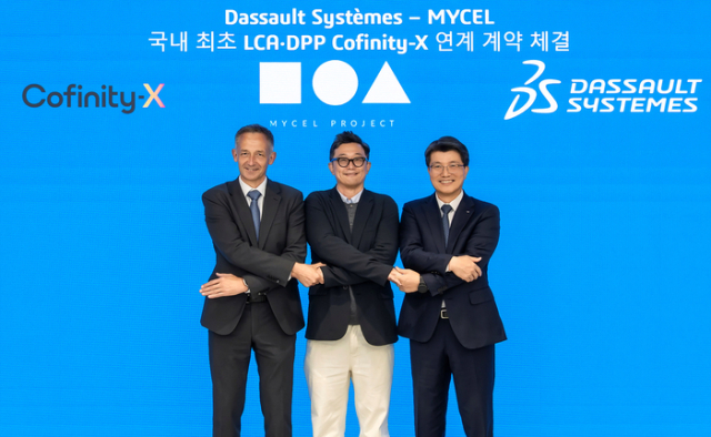 정운성 다쏘시스템코리아 대표이사와 사성진 마이셀 대표이사, 토마스 뢴쉬 코피니티 X 대표이사가 최근 LCA·DPP 통합 프로젝트 추진을 위한 계약을 체결하고 기념사진을 촬영하고 있다. 사진제공=다쏘시스템