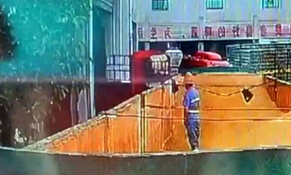 칭다오 맥주 3공장에서 원료에 소변보는 작업자. 홍성신문 캡쳐