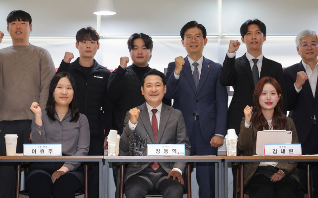 장동혁(앞줄 가운데) 국민의힘 대표가 28일 서울 마포구 서울청년센터에서 열린 청년과 함께하는 부동산 정책 간담회에서 참석자들과 기념 촬영을 하고 있다. 연합뉴스