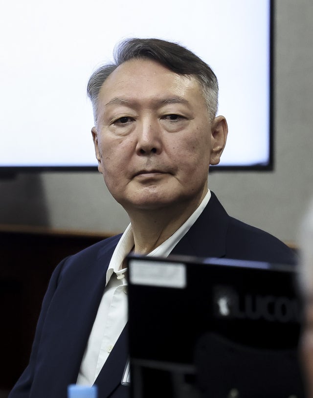 尹 4개월 만 <b>내란재판</b> 출석…곽종근 증언 반박 나서나
