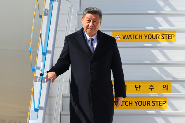 시진핑 중국 국가주석이 지난 30일 부산 김해국제공항에 도착해 전용기에서 내려오고 있다. 연합뉴스