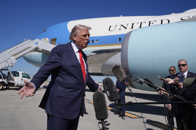 도널드 트럼프 미국 대통령이 31일(현지 시간) 플로리다 팜비치 국제공항에 내려 취재진과 대화하고 있다. AP연합뉴스