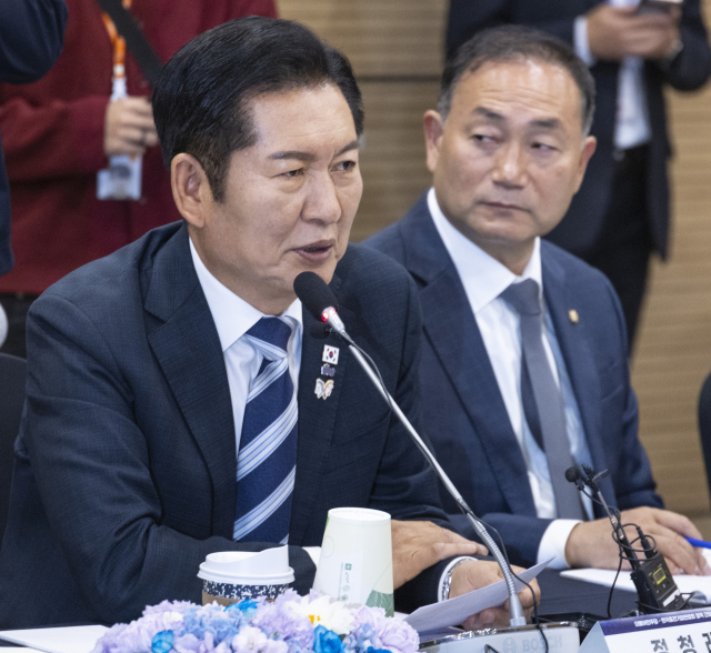 더불어민주당 정청래 대표가 지난달 31일 서울 마포구 상장회사회관에서 열린 더불어민주당-한국중견기업연합회 정책간담회'에서 최진식 중견기업협회장을 비롯한 참석 기업인들에게 인사말을 하고 있다. 연합뉴스