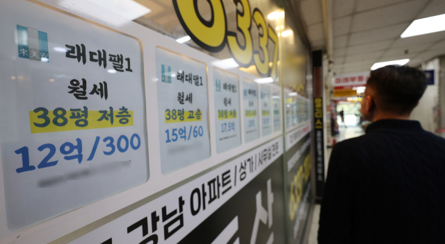 강화된 대출규제 영향 등으로 '전세의 월세화'가 가속하는 가운데 수도권 아파트 월세가격 상승률이 최근 10년간 최고치를 기록한 것으로 나타났다. 연합뉴스