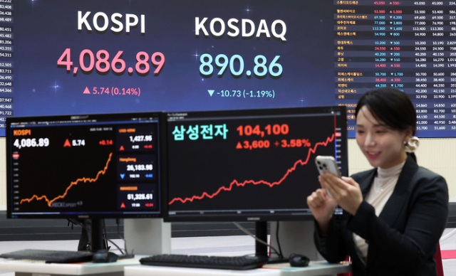 코스피가 장중 4100선을 돌파하는 등 사상 최고치를 경신한 30일 서울 여의도 한국거래소 현황판에 종가가 표시되고 있다. 뉴스1