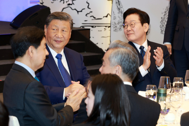이재명 대통령과 시진핑 중국 국가주석이 1일 경북 국빈만찬에서 박수를 치고 있다. 연합뉴스