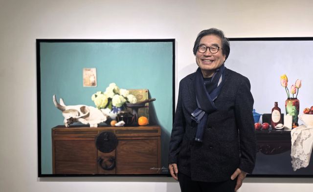구자승 작가가 서울 인사동 선화랑에서 개막한 개인전에서 환하게 웃고 있다. 김경미 기자