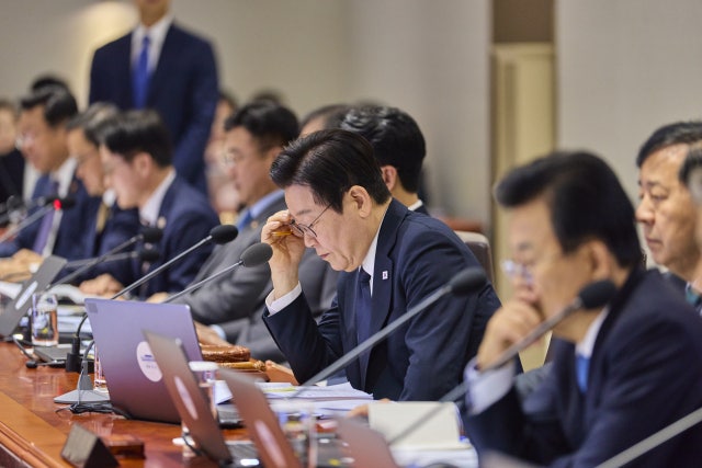 李<b>대통령</b>, 몸살로 <b>소방공무원 오찬 취소</b>…아세안·APEC 강행군 여파