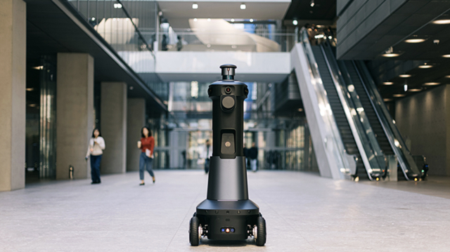 네이버랩스의 공간 매핑 로봇 M2의 모습 로봇에 장착된 다양한 센서가 공간 데이터를 수집해 3차원(3D) 모델을 생성한다. 사진제공=네이버랩스