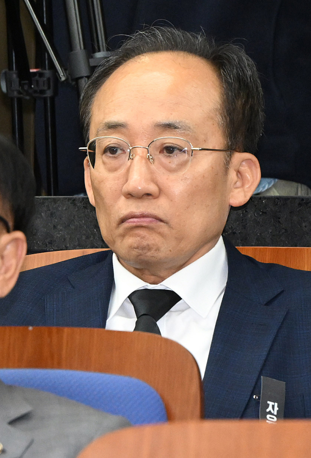 추경호 국민의힘 의원이 4일 서울 여의도 국회에서 열린 의원총회에 참석하고 있다. 12·3 비상계엄 관련 내란·외환 의혹을 수사하는 조은석 특별검사팀은 전날 추 전 국민의힘 원내대