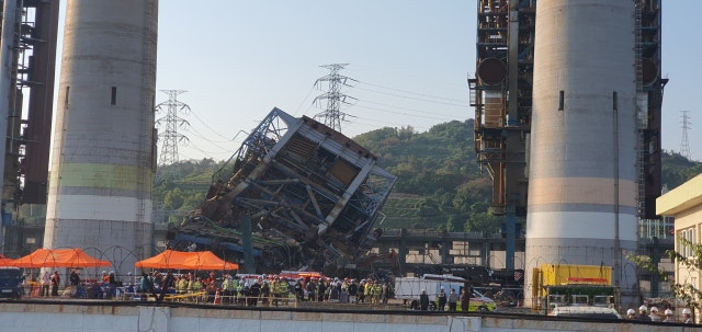 <b>울산화력발전소</b> 보일러타워 <b>붕괴</b>… 2명 구조, 7명 매몰