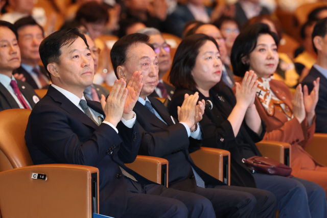 이형훈(왼쪽부터) 보건복지부 제2차관과 김철수 대한적십자사 회장이 지난달 27일 서울 강남구 코엑스에서 열린 ‘대한적십자사 창립 120주년 기념식’에 참석해 박수치고 있다. 연합뉴