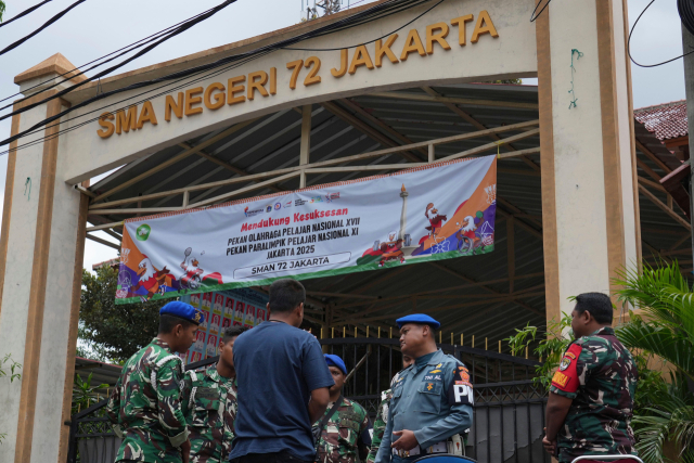 Military personnel control entry at the front gate following an explosion incident at a school in Jakarta, Indonesia, on the 7th (local time)./AP Yonhap News