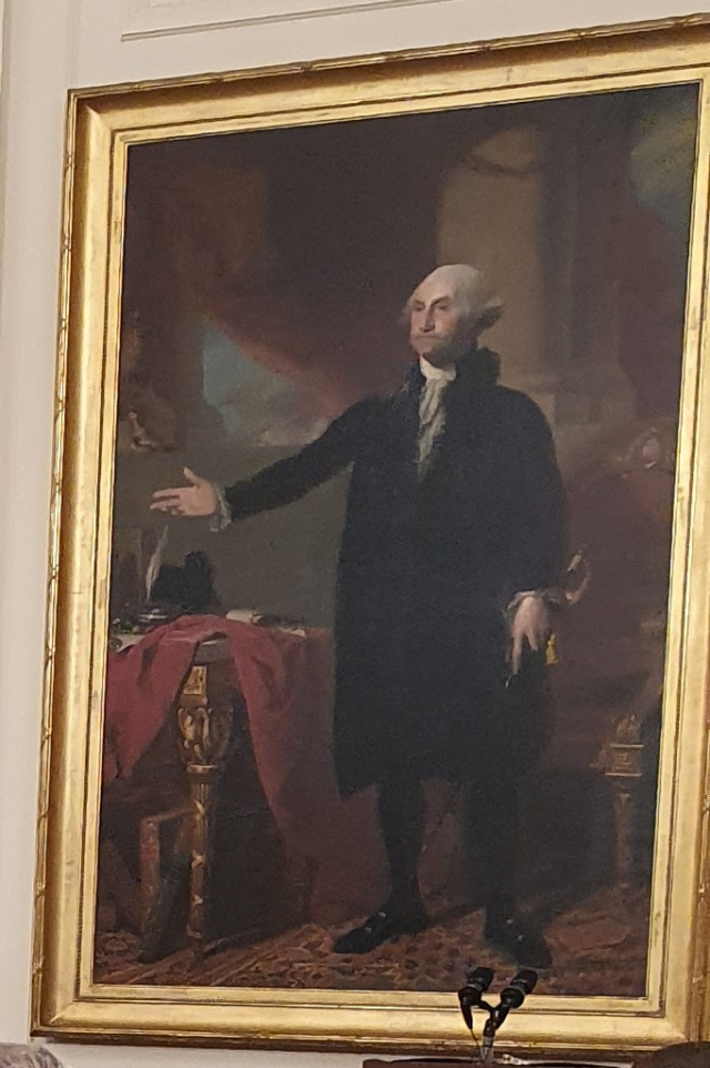 워싱턴DC 백악관 이스트룸에 걸려 있는 조지 워싱턴 전 대통령 초상화. 워싱턴=윤경환 특파원