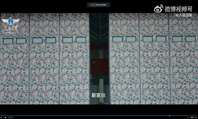 중국 공군 창군 76주년 기념 단편영화 ‘위안멍(遠夢·머나먼 꿈)’ 예고편에서 신형 스텔스 드론으로 추정되는 기체가 격납고 문틈 사이로 등장하고 있다. 중국 인민해방군 SNS 계정