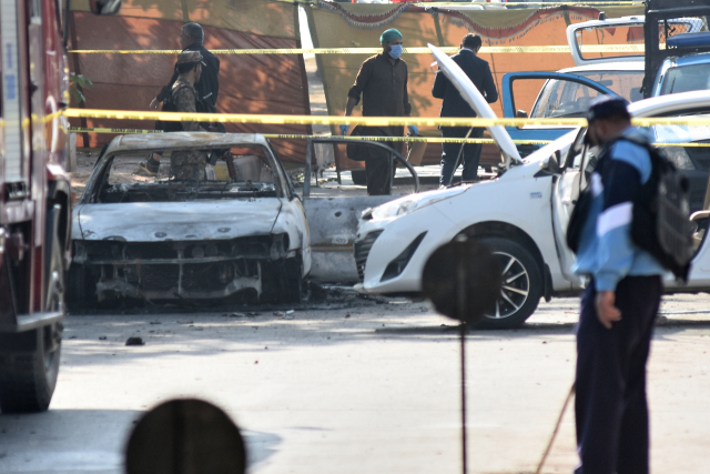 11일(현지 시간) 파키스탄 수도 이슬라마바드의 한 지방법원 인근에서 자살 폭탄 테러가 발생해 경찰 등 당국자들이 현장을 조사하고 있다. AP연합뉴스
