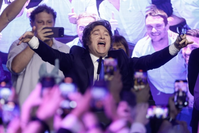 10월 26일(현지 시간) 하비에르 밀레이 아르헨티나 대통령이 부에노스아이레스에 있는 여당 선거대책본부에서 선거 결과를 전해 듣고 환호하고 있다. EPA연합뉴스