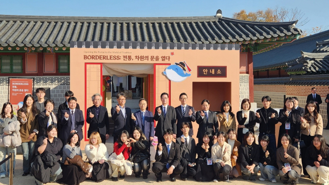 12일 서울 경복궁 생물방 앞 마당에서 넥슨재단과 한국전통문화대가 공동으로 개최한 ‘보더리스(BORDERLESS) : 전통, 차원의 문을 열다’ 특별전 개막식에서 주요 VIP들과 