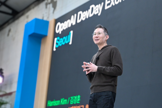 김경훈 오픈AI 코리아 총괄대표가 13일 서울 마포구 한 스튜디오에서 열린 '오픈AI 데브데이 익스체인지 서울'에 참석해 발표하고 있다. 김태호 기자