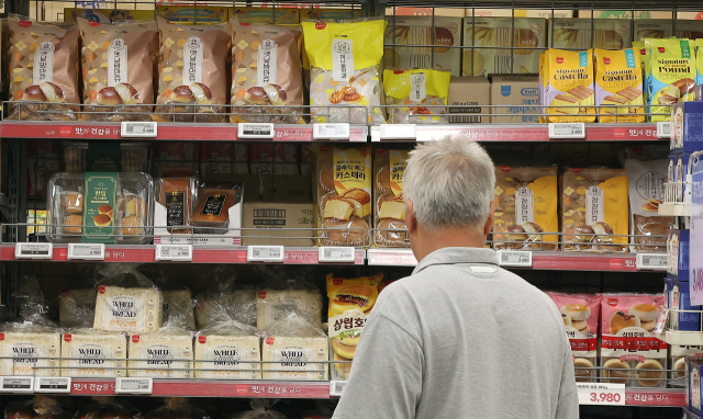 서울 시내 한 대형마트에서 한 시민이 빵을 고르고 있다. 뉴스1
