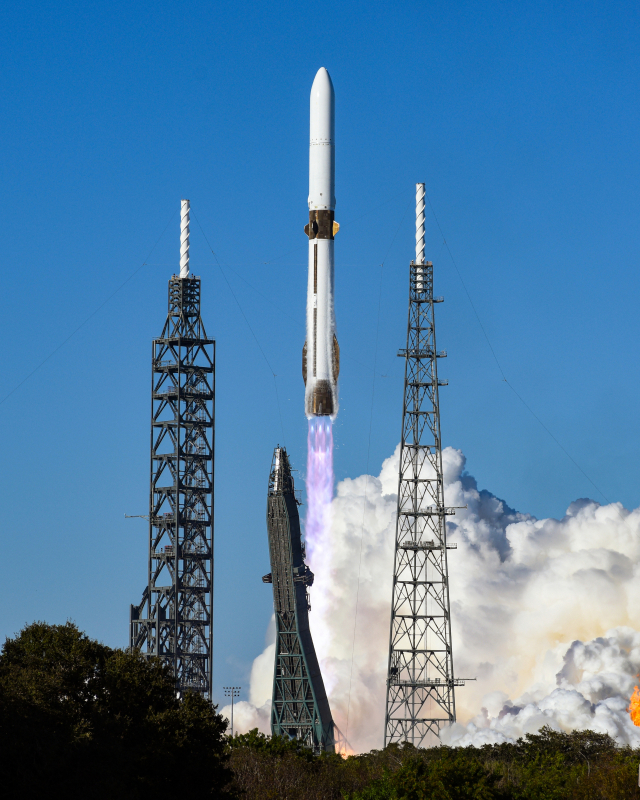 블루 오리진의 뉴 글렌 로켓이 13일(현지 시간) 오후 플로리다주 케이프 커내버럴 우주군 기지에서 발사되고 있다. 뉴 글렌은 이날 NASA 화성탐사위성