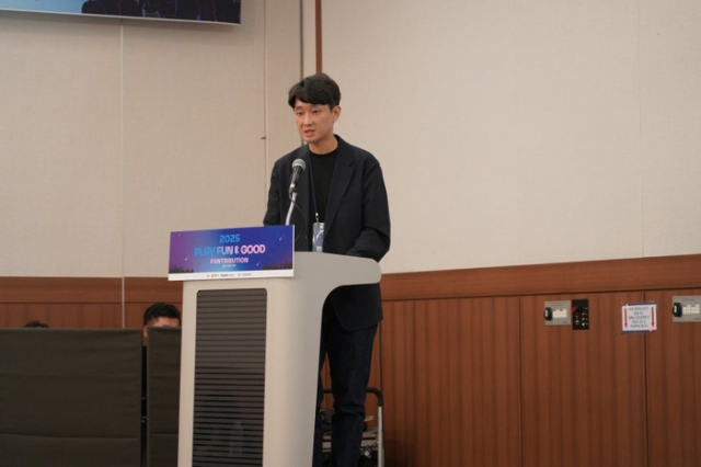 한재영 스마일게이트 메가포트 이사가 14일 부산 해운대구 벡스코에서 열린 '2025 플레이 펀앤굿 포럼'에서 '팬트리뷰션' 사례를 소개하고 있다. 게임기자단