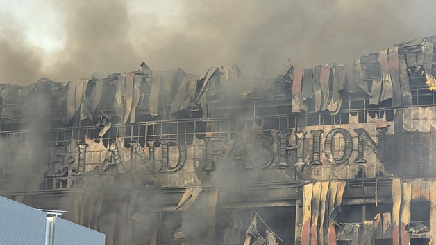 15일 오전 충남 천안 동남구 이랜드패션 물류센터에서 발생한 화재로 건물 외벽 자재가 떨어져 나갔다. 소방 당국은 대응 2단계로 격상해 화재를 진화 중이다. 뉴스1