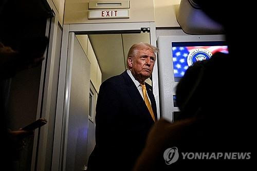 도널드 트럼프 대통령이 플로리다주 자택으로 향하는 대통령 전용기에서 질문을 받고 있다. 연합뉴스