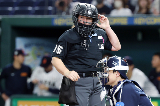 한일전서 "안타 도둑맞았다"…MLB 여성 심판, <b>오심</b>·혼선 '도마 위'