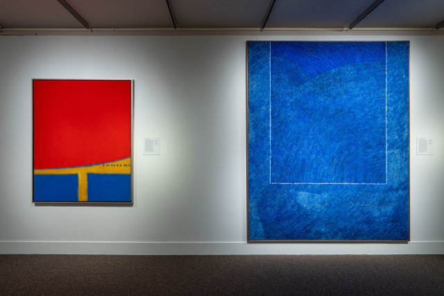 미국 워싱턴DC의 국립아시아예술박물관에서 15일 열린 ‘한국의 보물: 모으고, 아끼고, 나누다’ 특별전 모습. 김환기의 ‘산울림’(오른쪽) 등이 전시돼 있다. 을 선보인다고 밝혔다