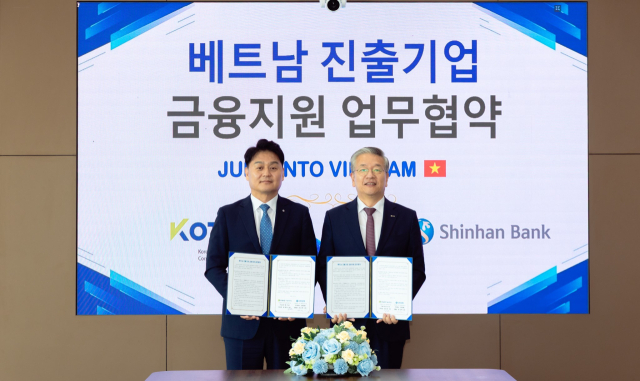 김종호(오른쪽) 기술보증기금 이사장과 강규원 신한베트남은행 법인장이 14일 베트남 호찌민 신한베트남은행 본점에서 업무협약을 체결한 뒤 기념 촬영을 하고 있다. 사진제공=신한은행