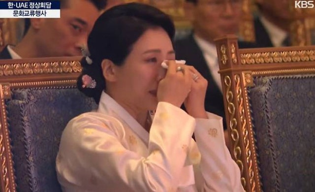 UAE서 李대통령, 최고 국빈 예우…<b>눈물</b> 쏟은 <b>김혜경 여사</b>
