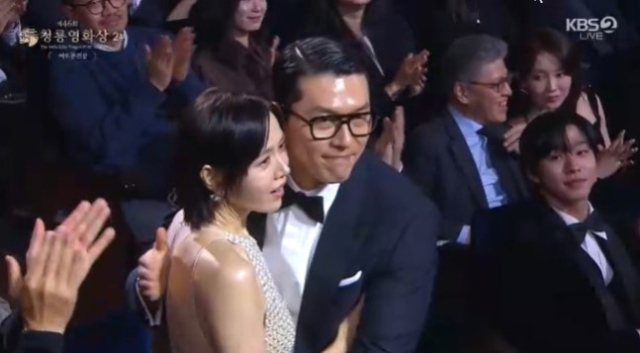 "최초 부부 동반 <b>주연상</b>"…현빈<b>손예진</b>, <b>청룡</b>서 뜨거운 포옹으로 '감격...