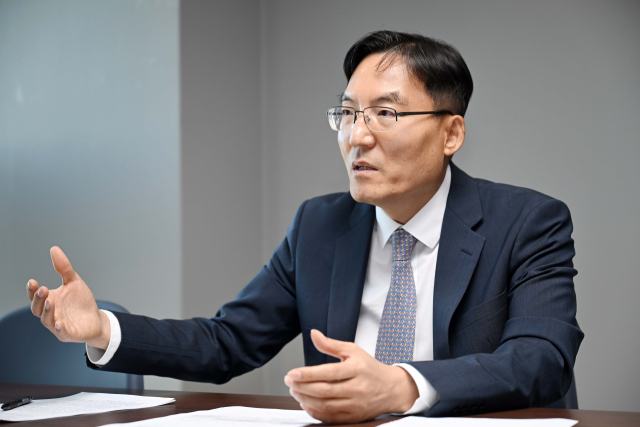 이현승 전 KB자산운용 대표가 20일 서울경제신문과 인터뷰를 하고 있다. 조태형 기자