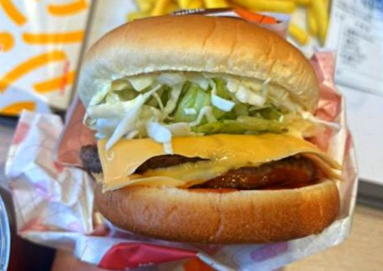 양상추 수급 대란으로 양상추와 양배추를 섞어 넣은 햄버거. 온라인 커뮤니티 갈무리